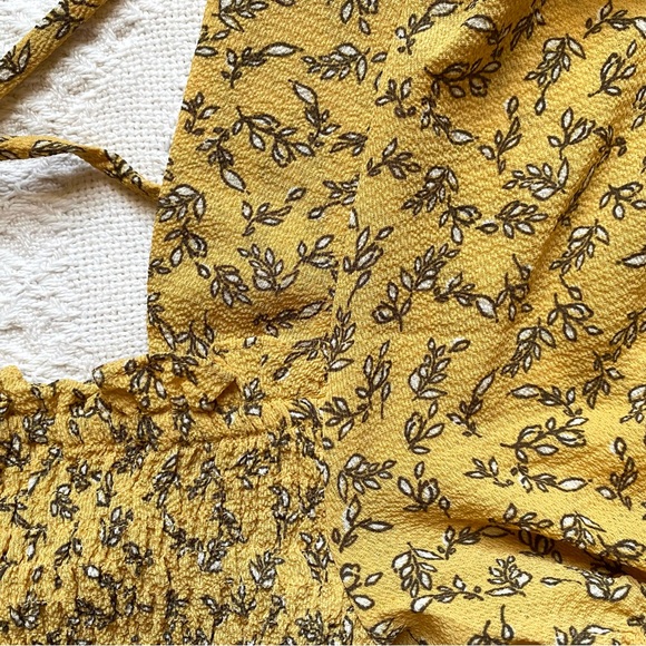 $5 or 3/$10 Yellow Puff Sleeve Blouse Size Medium - Picture 4 of 4